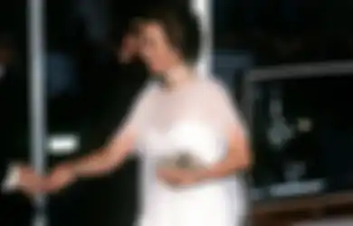 Menawan dengan Dress Putih, Nostalgia Penampilan Classy Princess Anne, Anak Queen Elizabeth II, Yuk!
