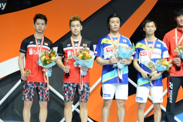 Podium ganda putra pada Kejuaraan Asia 2019, di Wuhan Sports Center Gymnasium, Wuhan, China, Minggu (28/4/2019). (ki-ka) Kevin Sanjaya Sukamuljo/Marcus Fernaldi Gideon (Indonesia), Hiroyuki Endo/Yuta Watanabe, Kang Min-hyuk/Kim Jae-hwan (Korea Selatan).