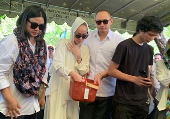 Bunga Citra Lestari dan Tiko Aryawardhana Hadir di Pemakaman Ayahanda Bimbim Slank