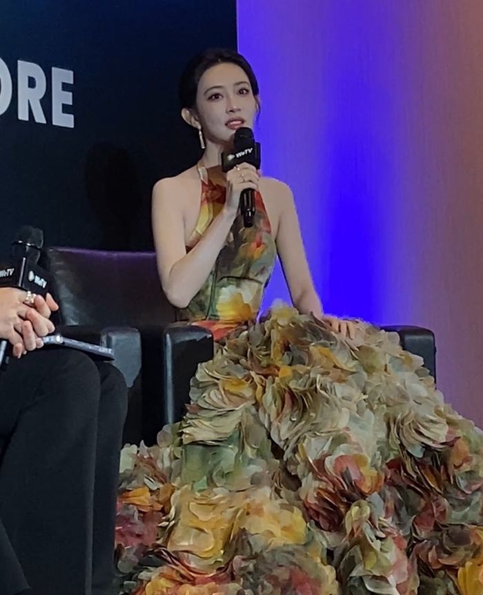 Meng Ziyi di kawasan Senayan, Jakarta Pusat pada Rabu (19/11/2025).