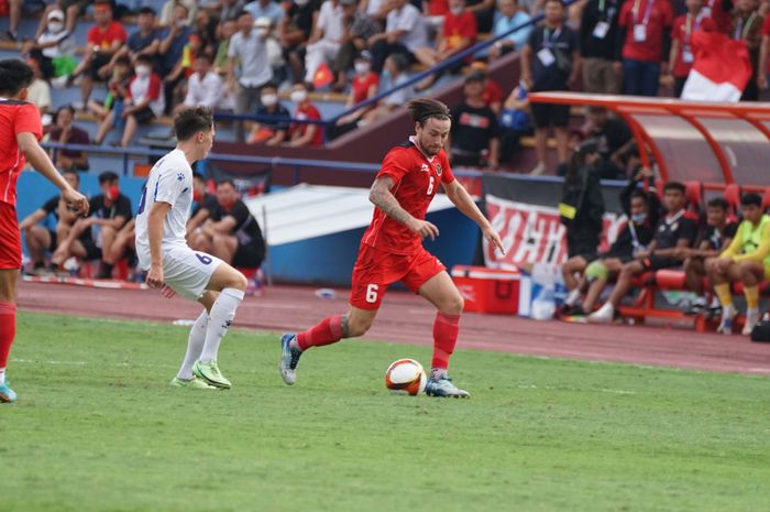 Gelandang timnas U-23 Indonesia, Marc Klok saat menghadapi Filipina.