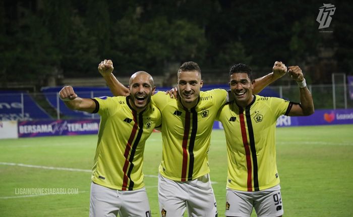 Para pemain Persik Kediri saat selebrasi setelah mencetak gol ke gawang Persiraja Banda Aceh dalam laga pekan ke-27 Liga 1 2021/2022, di Stadion I Gusti Ngurah Rai, Bali, Rabu (23/2/2022).