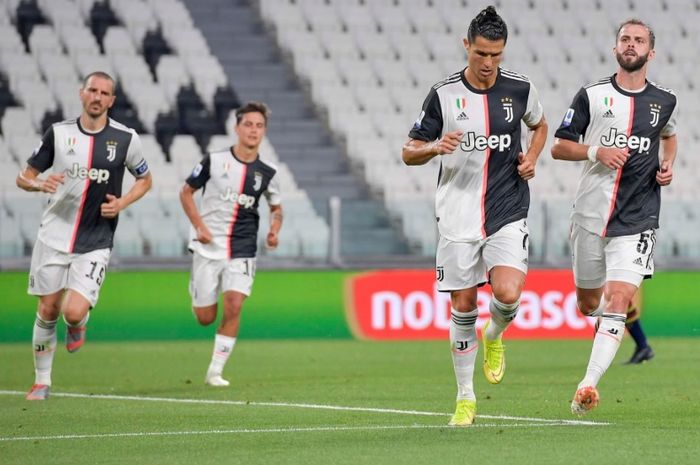 Megabintang Juventus, Cristiano Ronaldo, disambut rekan-rekannya usai mencetak gol penalti dalam laga Liga Italia melawan Lecce di Stadion Allianz, Jumat (26/6/2020).