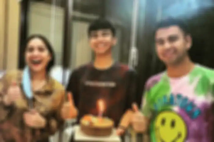 Nagita Slavina dan Raffi Ahmad saat berikan kejutan untuk ulang tahun Dimas Ramadhan.