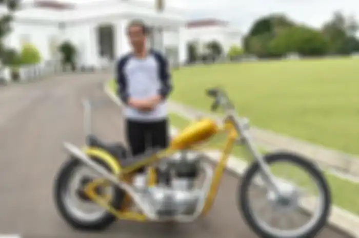 Presiden Jokowi bersama motor barunya.